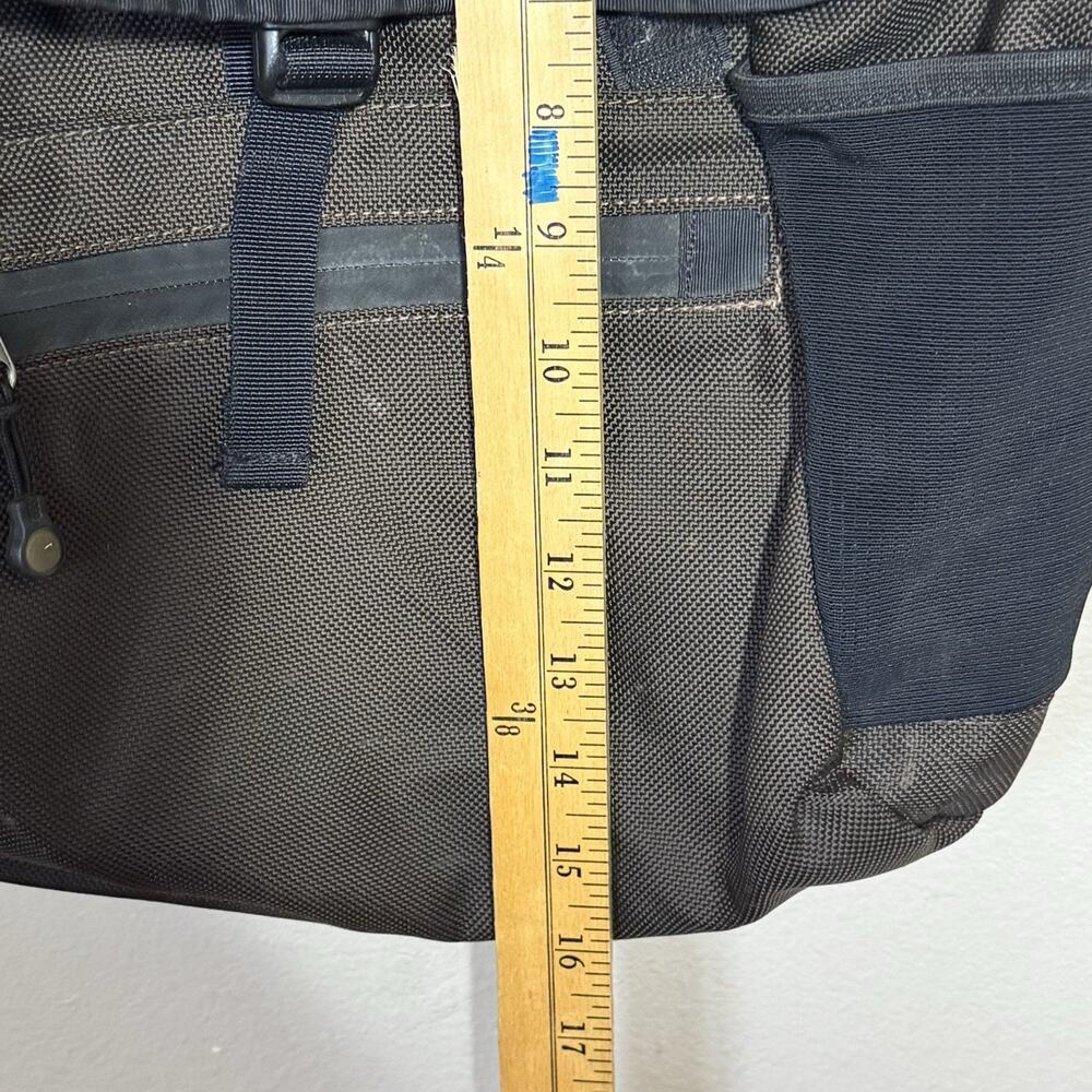 Vintage Patagonia Vertical Mass Crossbody Sling Bag Gray Travel Laptop Messenger - Picture 12 of 15